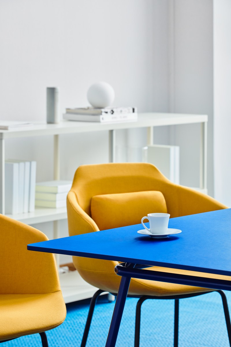 Stuhl mit Armlehne, Sitz mit Schaumstoffpolster in Hellgrau, schlankes 4-Bein-Gestell aus pulverbeschichtetem Metall, olivgrünes Untergestell.
