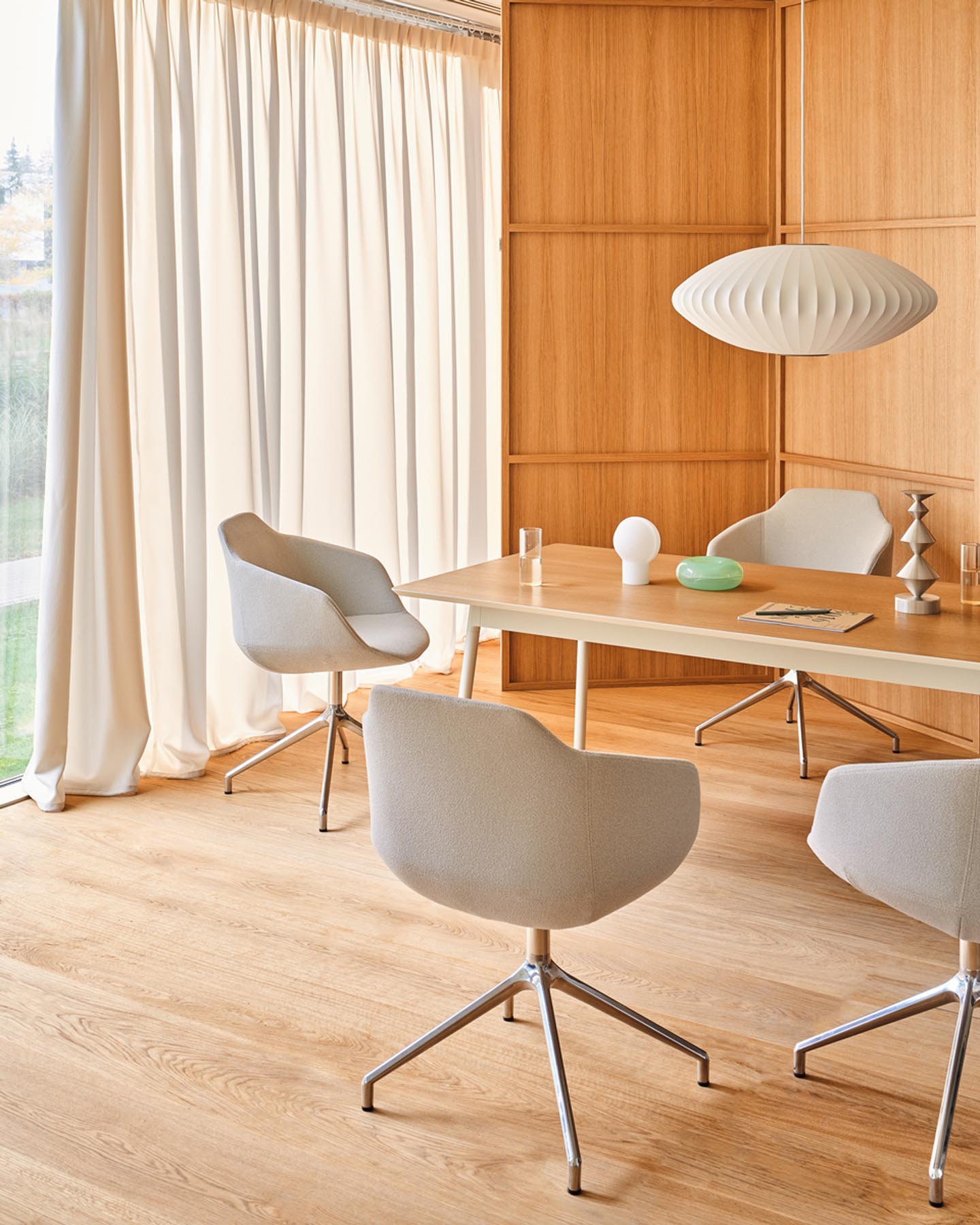 Moderner Drehstuhl Ultra UFBPP19 von Mdd, ausgestattet mit einem stilvollen Aluminiumgestell und ergonomischem Design für optimalen Sitzkomfort.