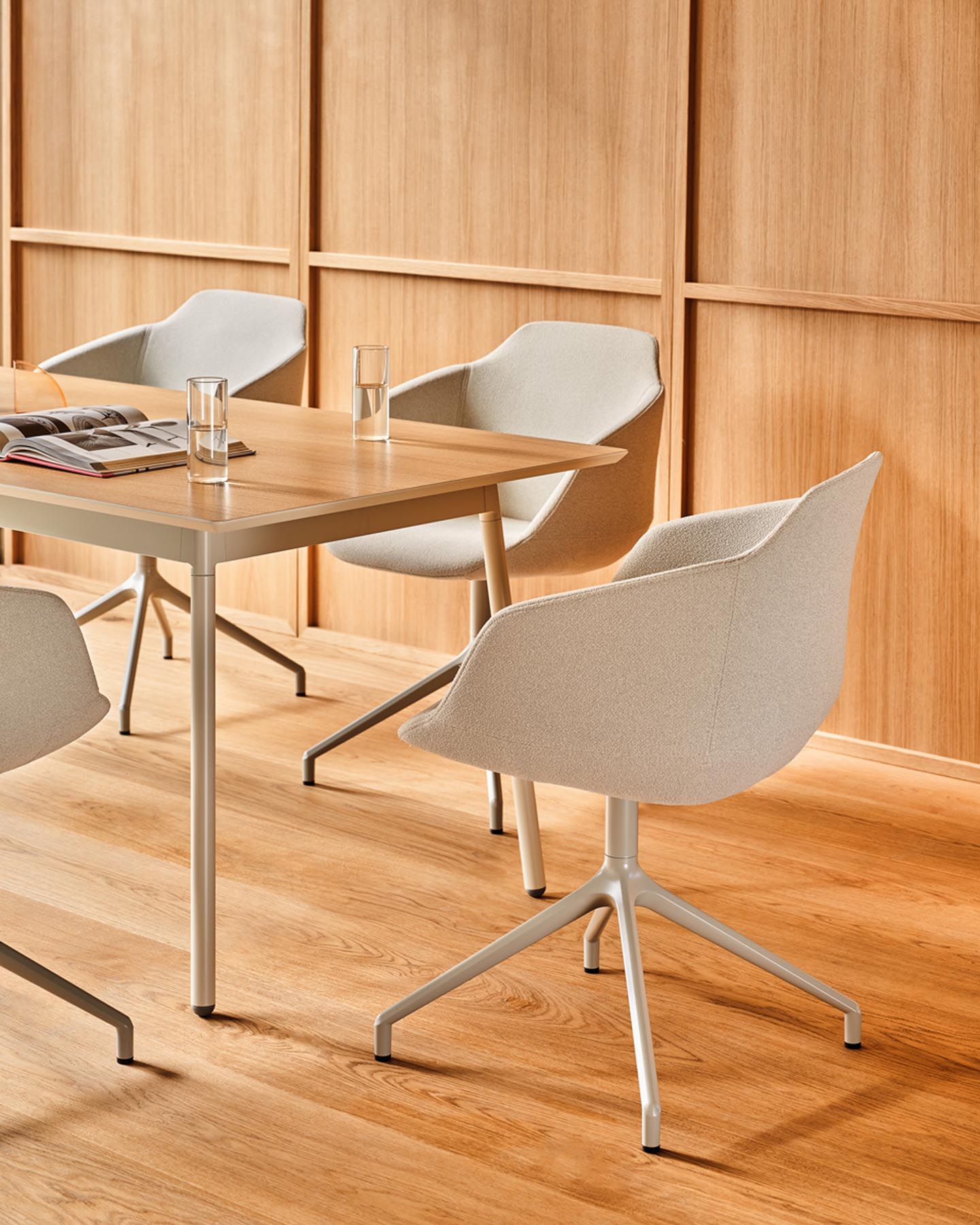 Moderner Drehstuhl Ultra UFP19K von MDD, perfekt für stilvolle Arbeitsumgebungen, bietet Komfort und Funktionalität in einem ansprechenden Design.