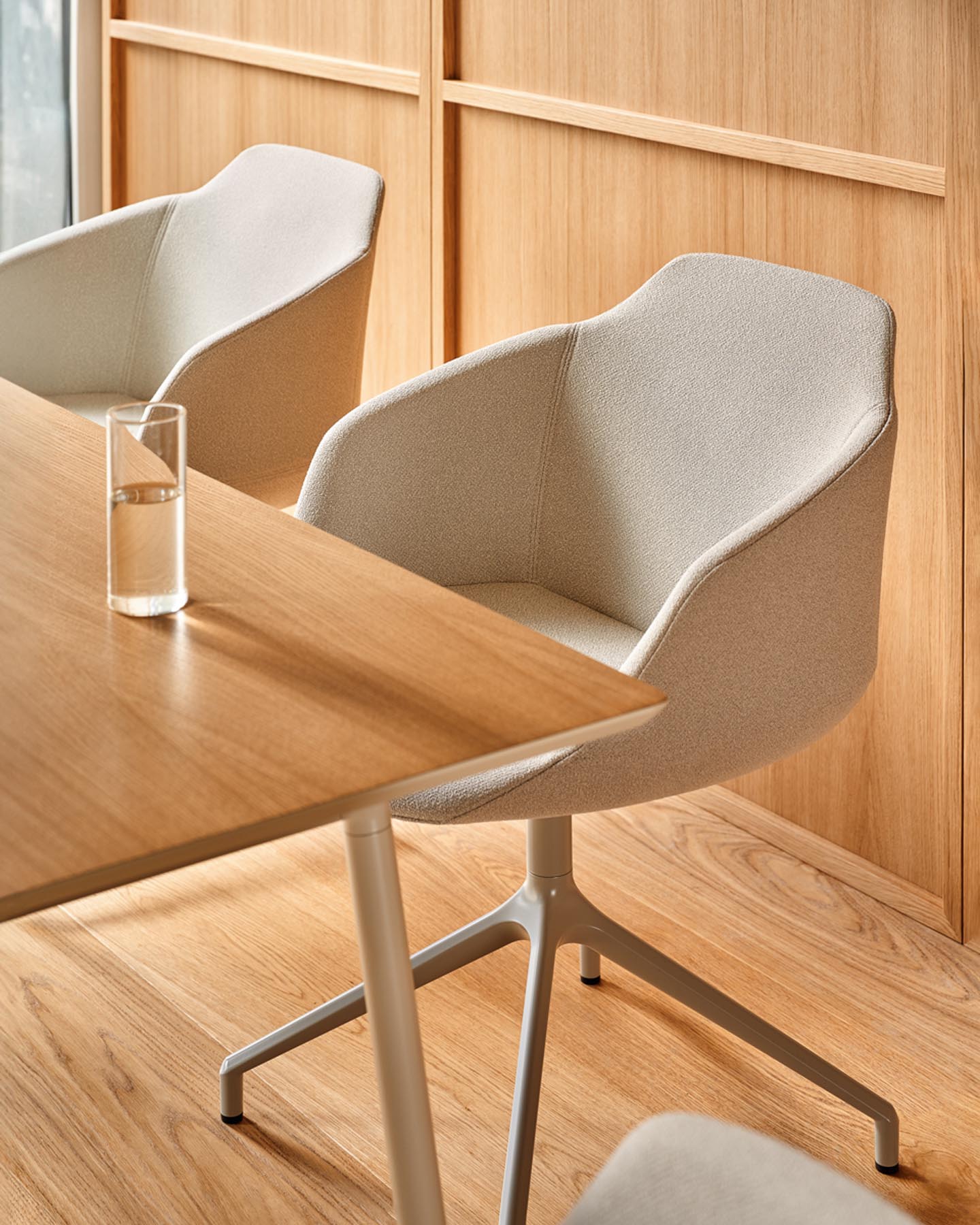 Eleganter Drehstuhl Ultra UFP19K von MDD, ideal für Büros, vereint modernes Design mit ergonomischem Sitzkomfort und flexibler Nutzung.