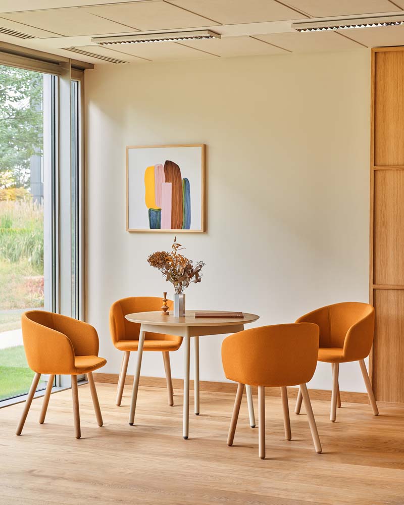Runder Cafeteriatisch Unit von Mdd mit Tischplatte in FENIX Schwarz Matt, Metallgestell und Kunststofffüssen in Schwarz.