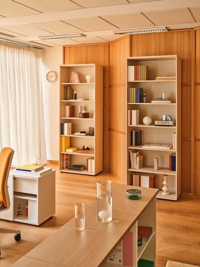 Elegantes Standregal Mdd A2504, ideal für die stilvolle Präsentation und Organisation von Büchern und Dekoration in jedem Wohnraum.