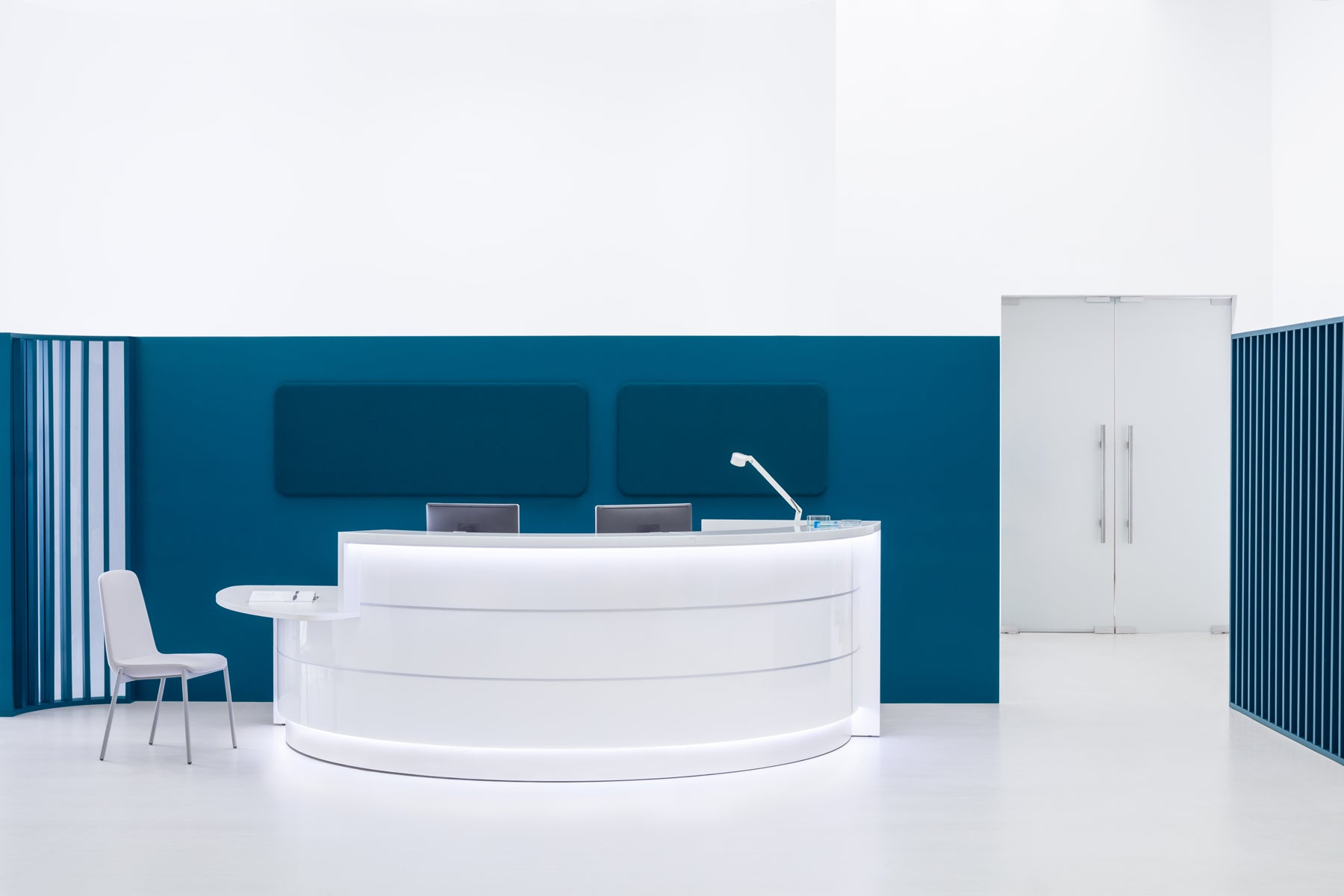 Elegante modulare Empfangstheke Valde LAV81L in sanftem Lavendel, perfekt für kreative Arbeitsumgebungen und effiziente Raumnutzung.