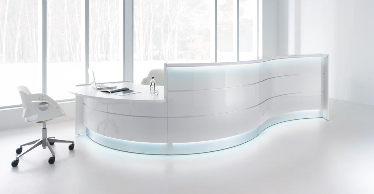 Empfangstheke Valde in Weiss Pastell mit Glas-Oberplatte, Aluminium-Dekorstreifen, HPL-Hochglanzfront und durchgehender LED-Beleuchtung an der Thekenlänge