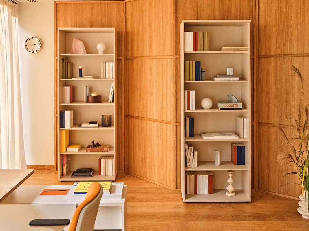 Elegantes Standregal A5902 von Mdd, gefertigt aus edlem Holz, perfekt für die ansprechende Organisation und Dekoration Ihres Wohnraums.