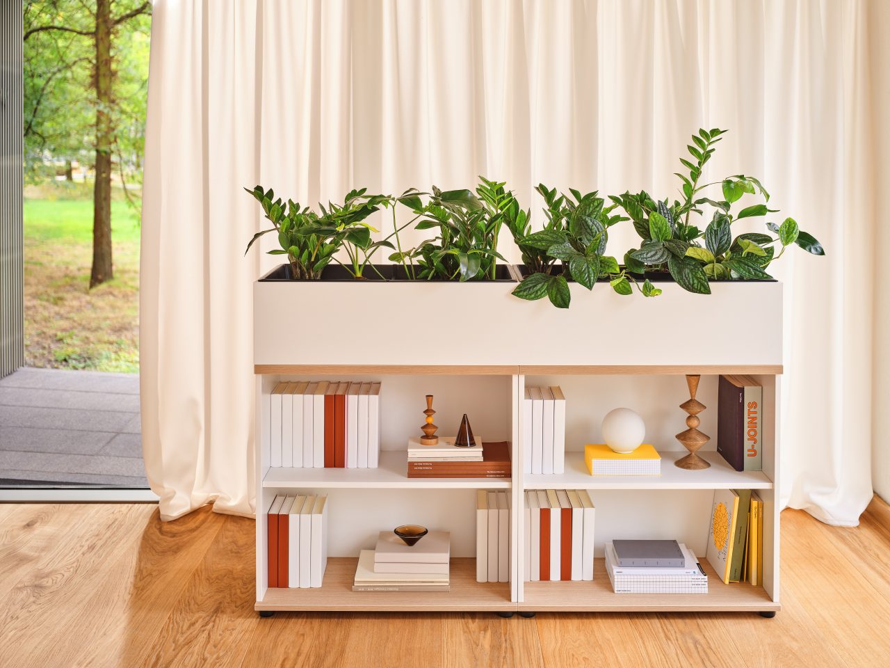 Modernes Standregal MEA4504 von Mdd, kombiniert einen stabilen Stahlrahmen mit einer ansprechenden Holzoberfläche, perfekt für jedes Interieur.