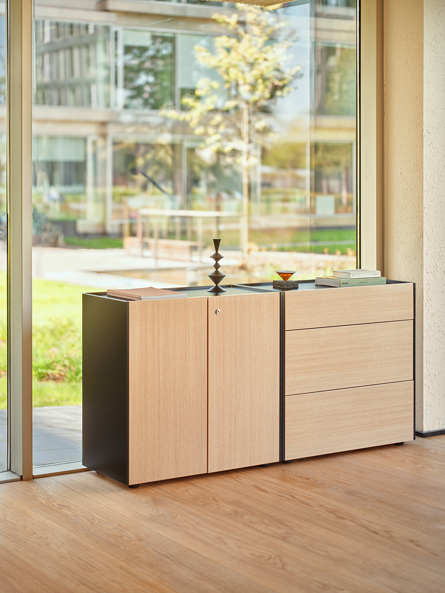 Moderner Büroschrank Viga V25M von Mdd in elegantem Grau, ideal für effiziente Organisation und stilvolle Akzente im Arbeitsbereich.