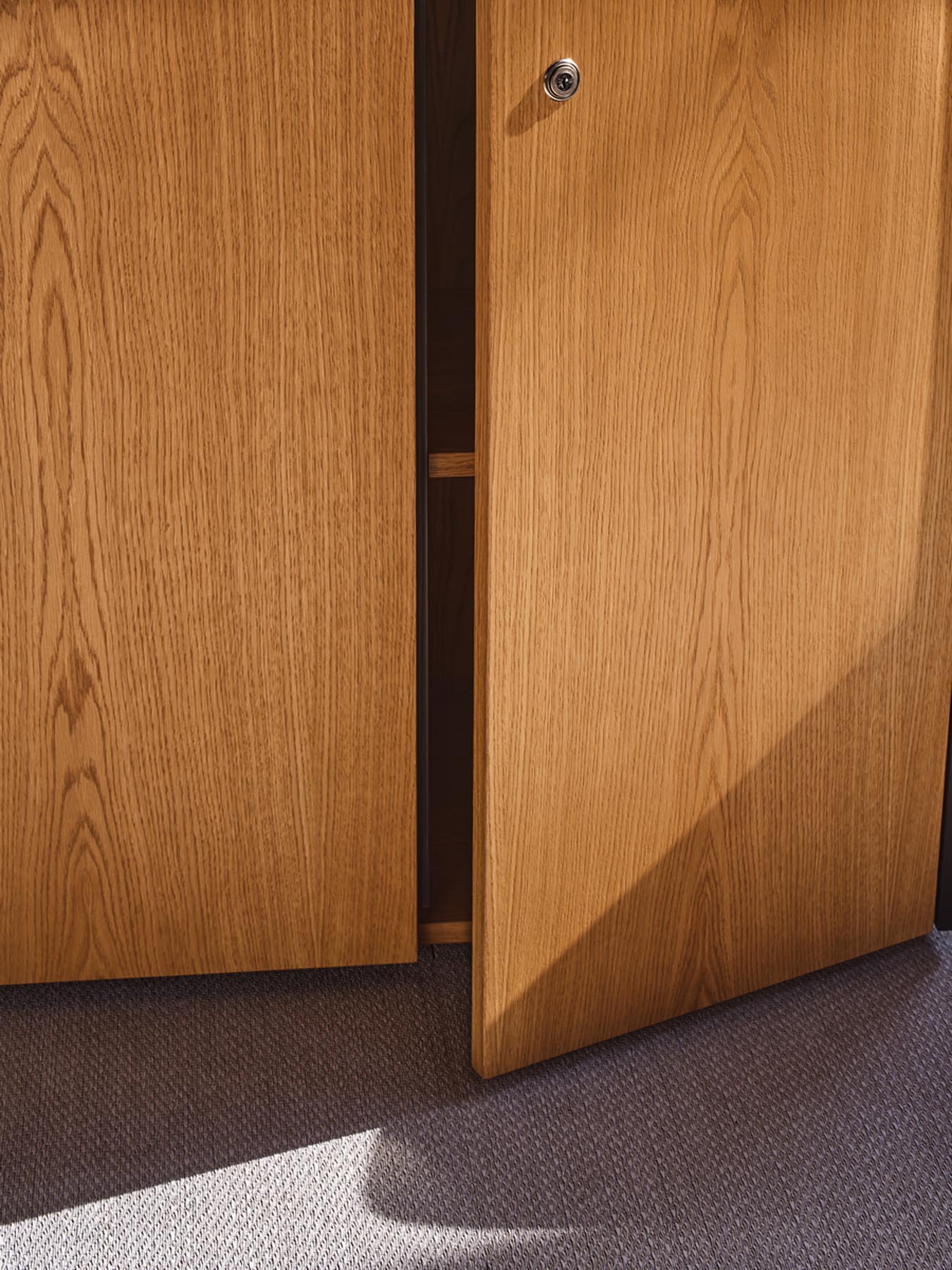 Moderner Viga V25M Büroschrank von Mdd in stilvollem Grau, ideal für effiziente Büroorganisation und zeitgemäße Einrichtung.