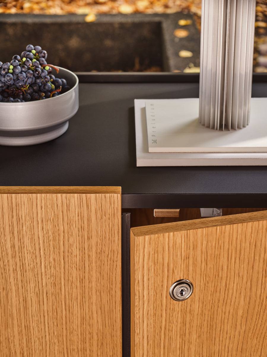 Moderner Büroschrank Viga V24 von MDD, kombiniert stilvolles Design mit praktischen Aufbewahrungslösungen für effiziente Arbeitsplätze.