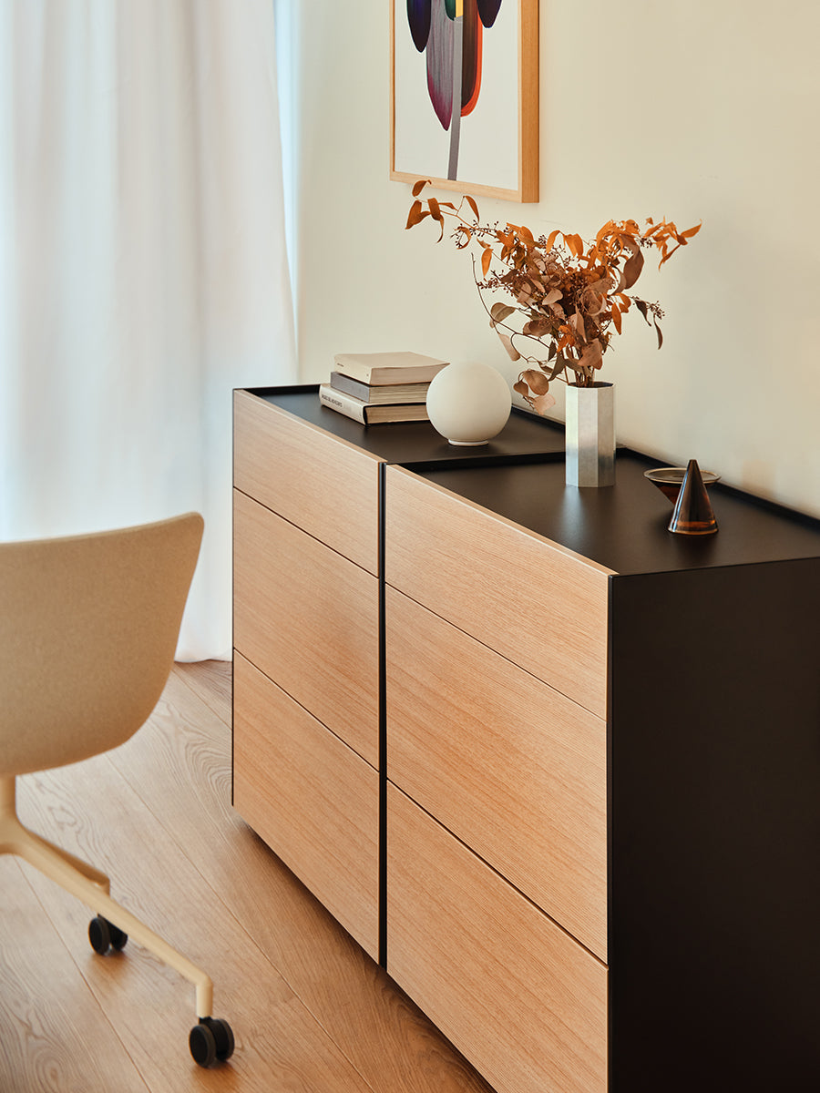 Moderner Büroschrank Viga V24 von MDD, perfekt für stilvolle Büros und effiziente Aufbewahrungslösungen.