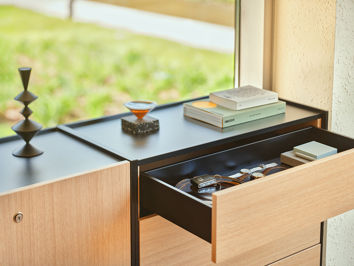 Eleganter Büroschrank Viga V24 von MDD, ideal für eine organisierte und ansprechende Bürogestaltung.