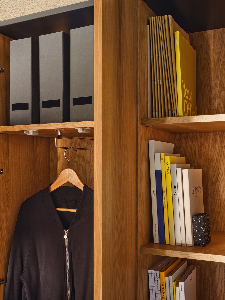 Schwarzer Kleiderschrank Viga mit geschlossenem Fach, ausziehbarem Kleiderbügel und offenen Regalfächern, Front in dunkler Walnuss, Hersteller Mdd.