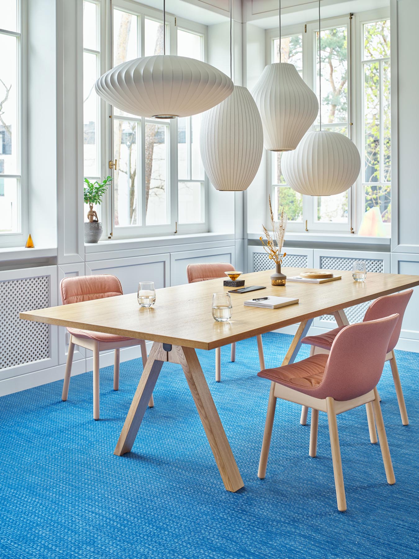 Eleganter Viga V240SM Esstisch aus hochwertigem Dunkelholz, rechteckig, ideal für stilvolle Essbereiche und gesellige Runden.