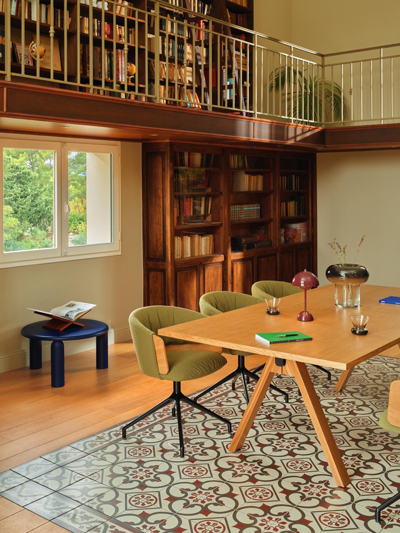 Moderner Viga V240SM Esstisch aus edlem Dunkelholz, rechteckig, perfekt für gemütliche Esszimmer und gesellige Zusammenkünfte.