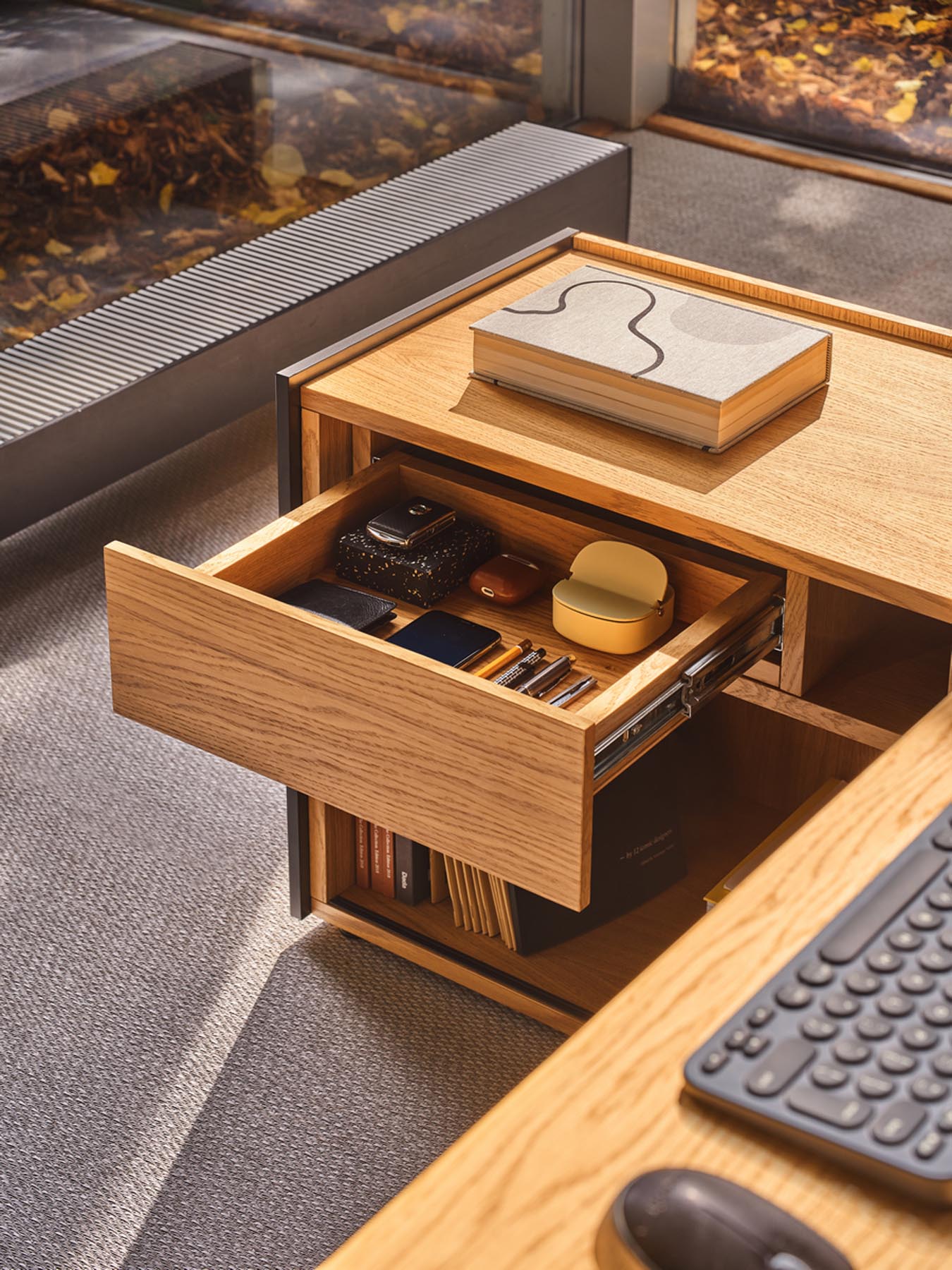 Moderner Chefschreibtisch Viga V04LM von Mdd, ideal für stilvolle Büros, bietet großzügige Arbeitsfläche und ansprechendes Design.