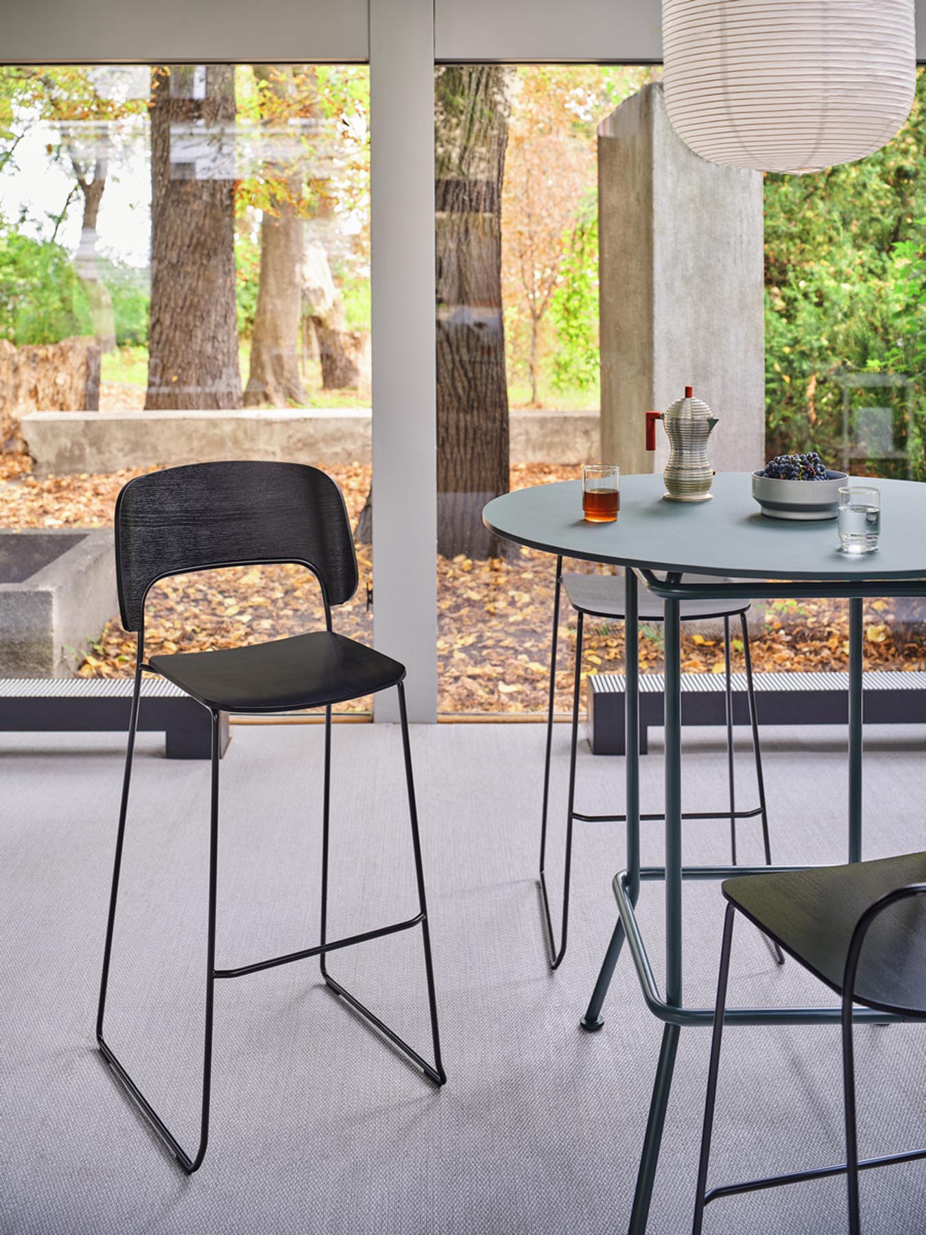 Eleganter Afi AF06 Barhocker von Mdd, ideal für stilvolle Bars und Küchen, vereint Komfort mit zeitgemäßem Design.