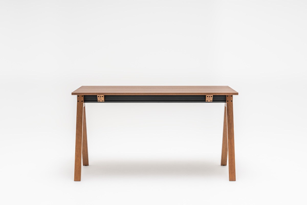 Hochtisch Viga von Mdd in Dunkler Walnuss mit schwarzem Aluminiumgestell und Eichenfuss, Masse 160x80x110 cm, Gesamtansicht des Tisches.
