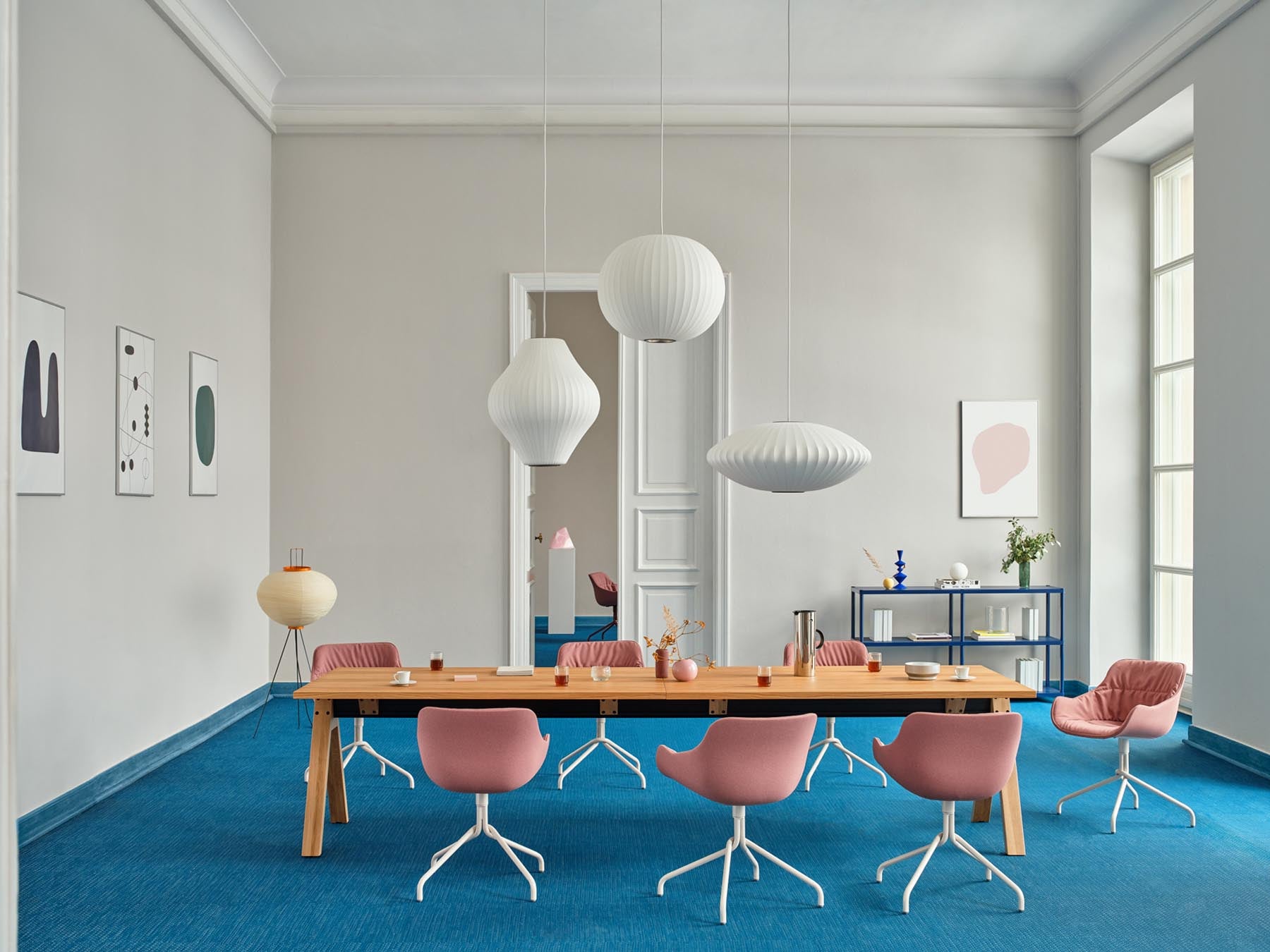 Eleganter Viga V16E4 Schreibtisch mit minimalistischer Ästhetik und robustem Design, ideal für stilvolle Büros und kreative Arbeitsplätze.