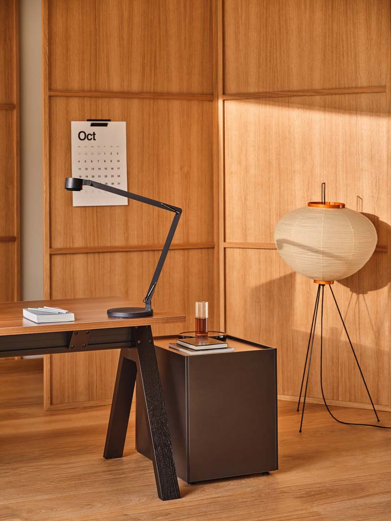 Eleganter Viga V16E4 Schreibtisch mit minimalistischer Ästhetik, ideal für stilvolle Büros und kreative Arbeitsplätze.