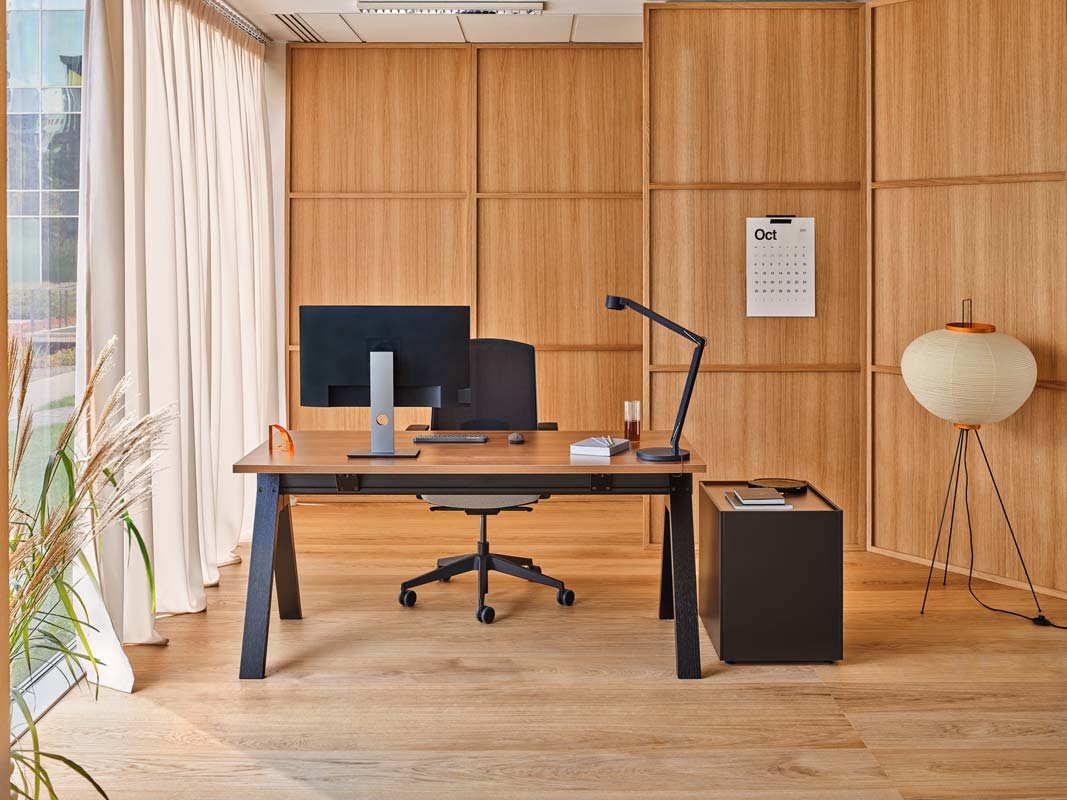 Moderner Viga V16E4 Schreibtisch mit klaren Linien und funktionalem Design, perfekt für produktive Arbeitsumgebungen und Home Offices.