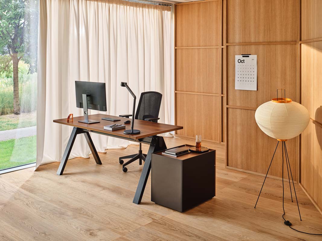 Eleganter Viga V16E4 Schreibtisch mit minimalistischer Ästhetik, ideal für stilvolle Büros und kreative Arbeitsplätze.