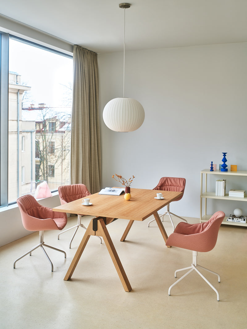 Moderner Viga V16E4 Schreibtisch mit klaren Linien und funktionalem Design, perfekt für produktive Arbeitsumgebungen und Home Offices.