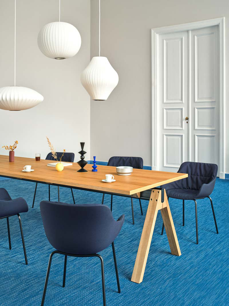 Moderner Viga V16E4 Schreibtisch mit klaren Linien und funktionalem Design, perfekt für produktive Arbeitsumgebungen und Home Offices.