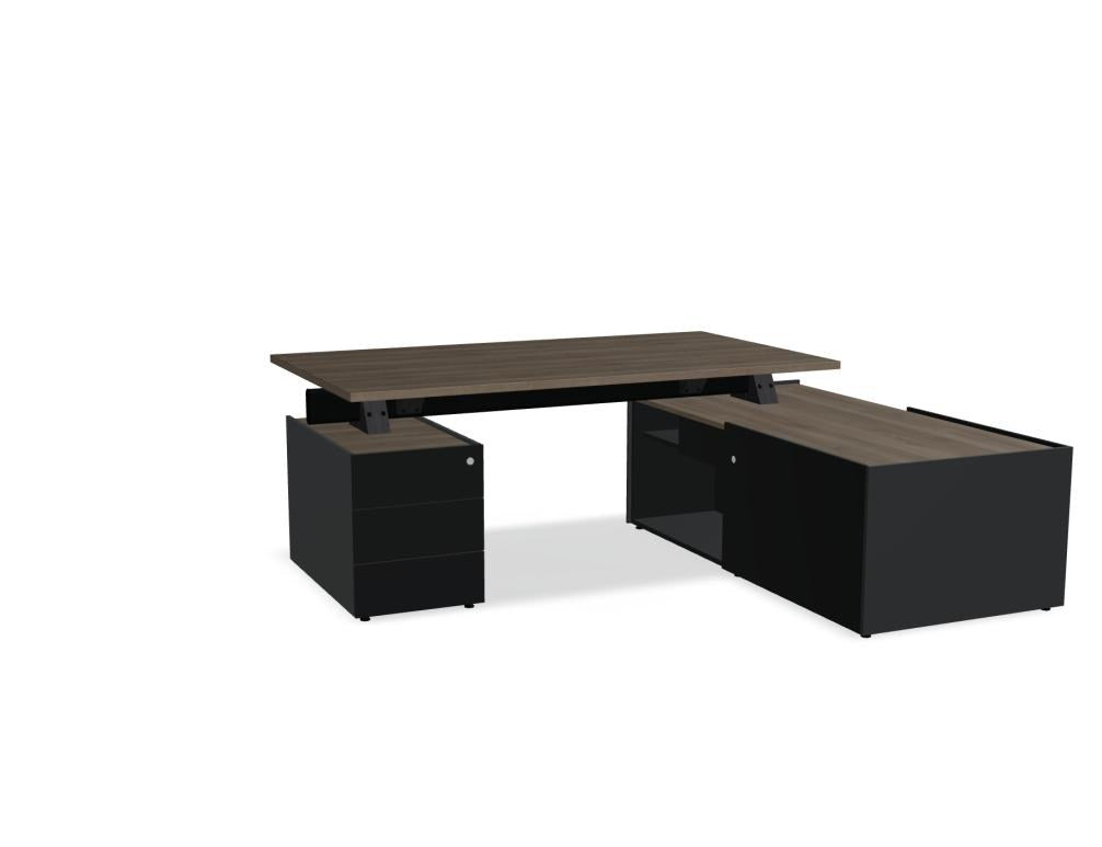 Chefschreibtisch Viga in Dunkler Walnuss mit Aluminiumgestell, Managerschrank und Rollcontainer aus Holzfurnier, Ansicht von vorne.