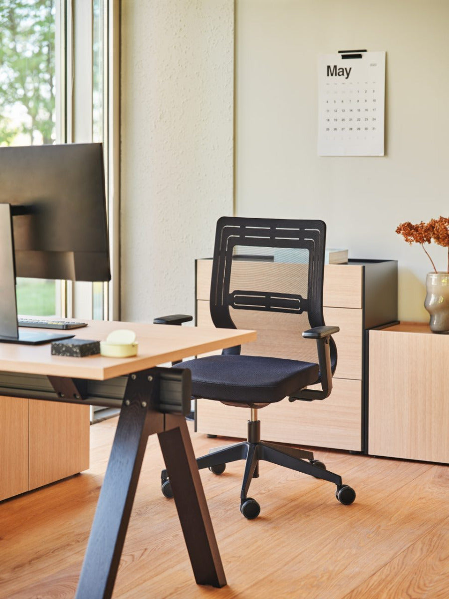 Eleganter Viga V164P Schreibtisch in hellem Holz, kombiniert mit einem stilvollen Managerschrank für optimale Büroorganisation.