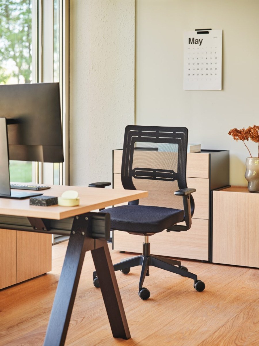 Viga V164P - Schreibtisch mit Managerschrank in FENIX Schwarz Matt präsentiert im Onlineshop von KAQTU Design AG. Schreibtisch ist von Mdd