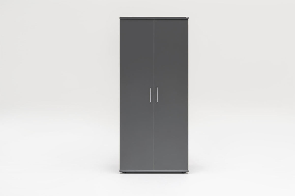 Kleiderschrank Basic von Mdd in Dunkle Walnuss mit schwarzem Korpus, Aluminiumgriff und Melamin-Front, freistehend fotografiert.