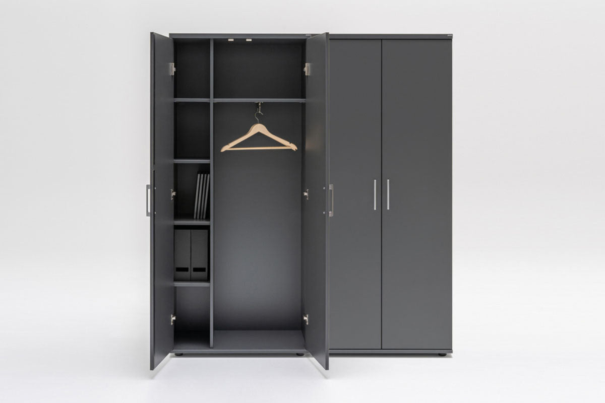 Kleiderschrank mit Front in Eiche Natur und Korpus in Weiss Pastell, Melaminplatte mit ABS-Umleimer, Aluminiumgriffe, rechteckige Form.