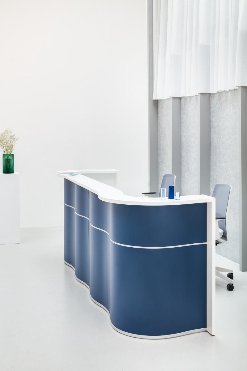 Moderne Empfangstheke Wave LUV291L mit fließendem Design, ideal für eine freundliche und ansprechende Empfangsatmosphäre.