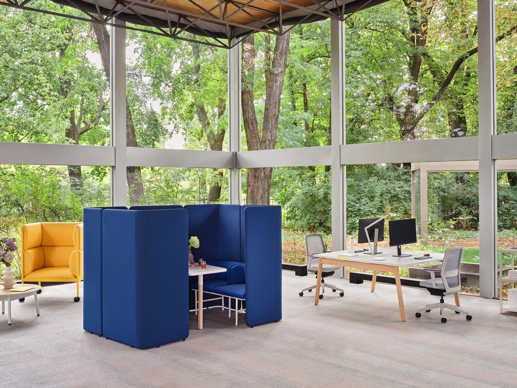 Elegantes Meetingsystem Agora AR08B von Mdd: Hochwertiger Konferenztisch mit innovativer Technik für produktive Teammeetings.