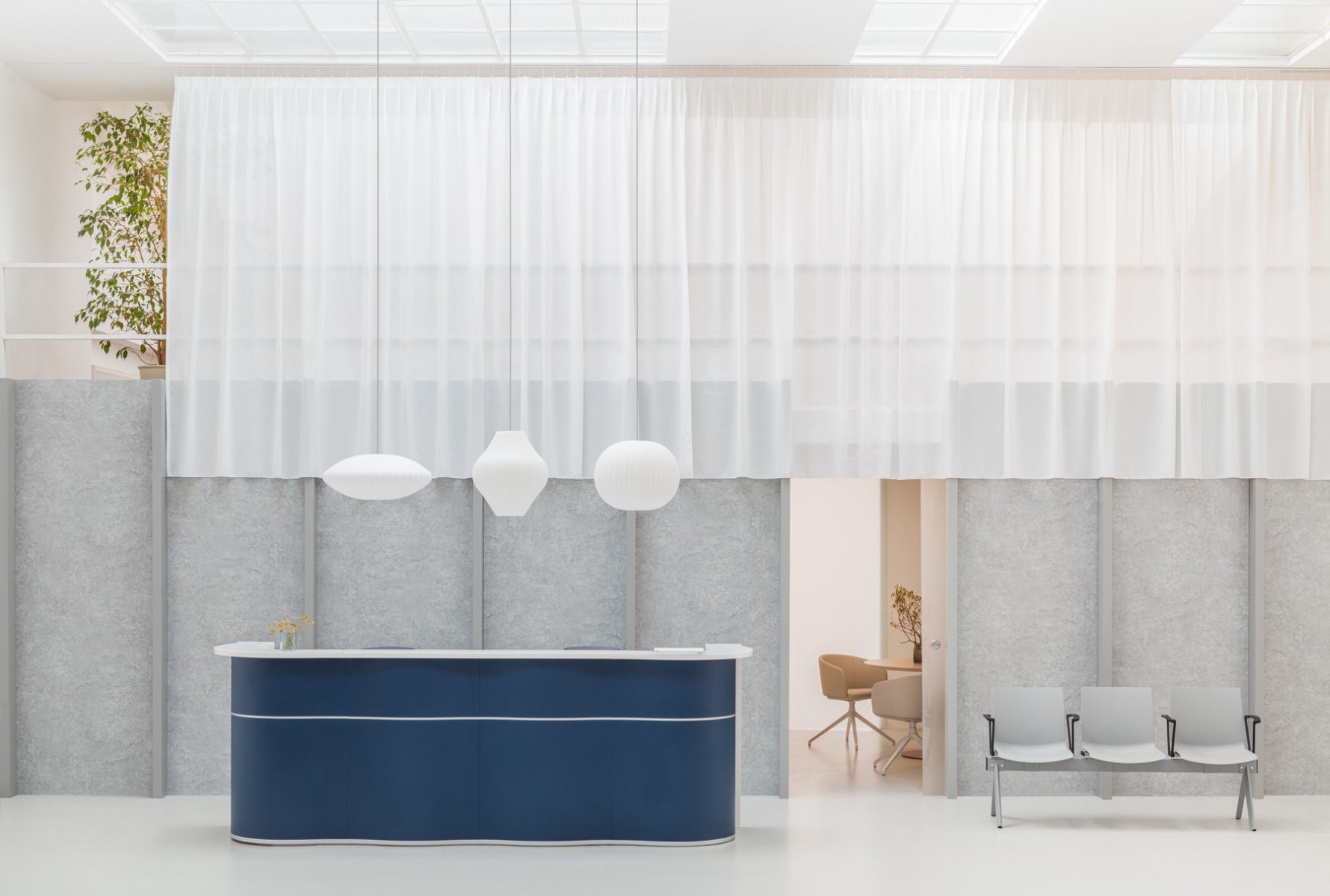 Moderne Empfangstheke Wave LUV45P mit geschwungener Holzfront, perfekt für kreative Büros und ansprechende Empfangsbereiche.