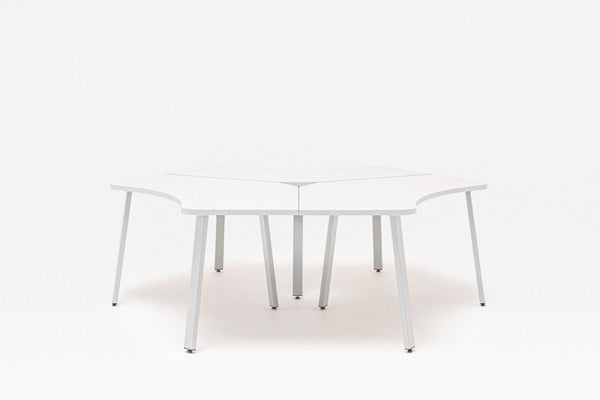 Team-Schreibtisch Ogi A Bench von Mdd mit drei geformten Tischplatten in Honigeiche und schwarzem Stahlgestell, abgerundete Ecken.