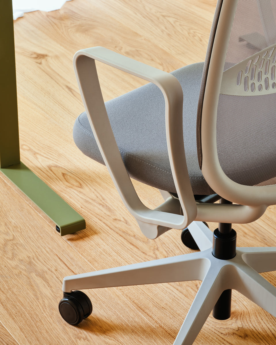 Eleganter Bürostuhl Astro ASR01 von Mdd, ideal für modernes Arbeiten, mit komfortabler Polsterung und zeitgemäßem Design.