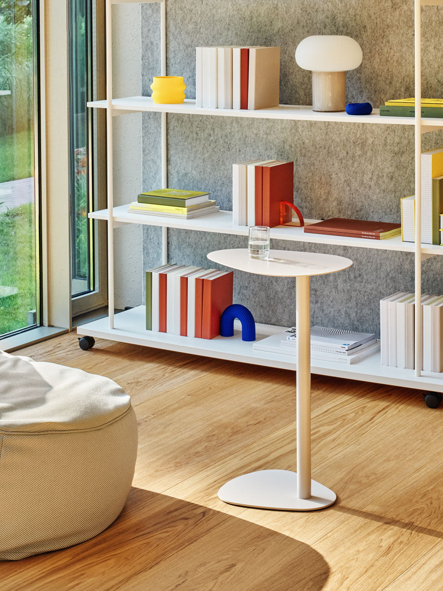 Eleganter Celo CE01 Beistelltisch von Mdd, mit stilvollem Design, runder Basis und harmonischer quadratischer Tischplatte in sanften Tönen.