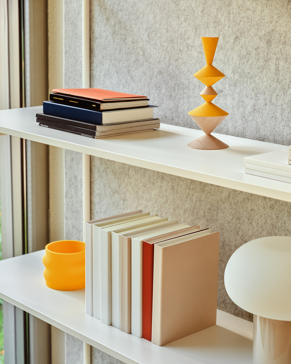 Stylisches Tanca TC01 Standregal von Mdd, ideal zur stilvollen Aufbewahrung und Präsentation von Wohnaccessoires und Büchern.