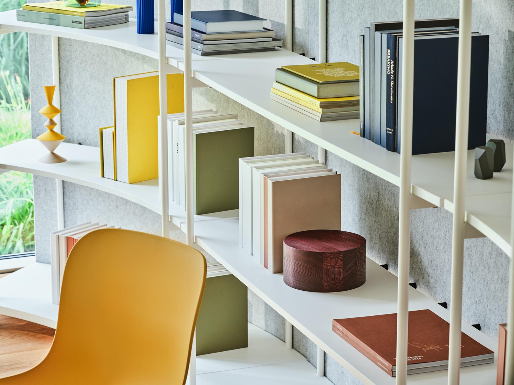 Elegantes Tanca TC01 Standregal von Mdd, perfekt für die ansprechende Organisation und Präsentation von Dekoration und Literatur.