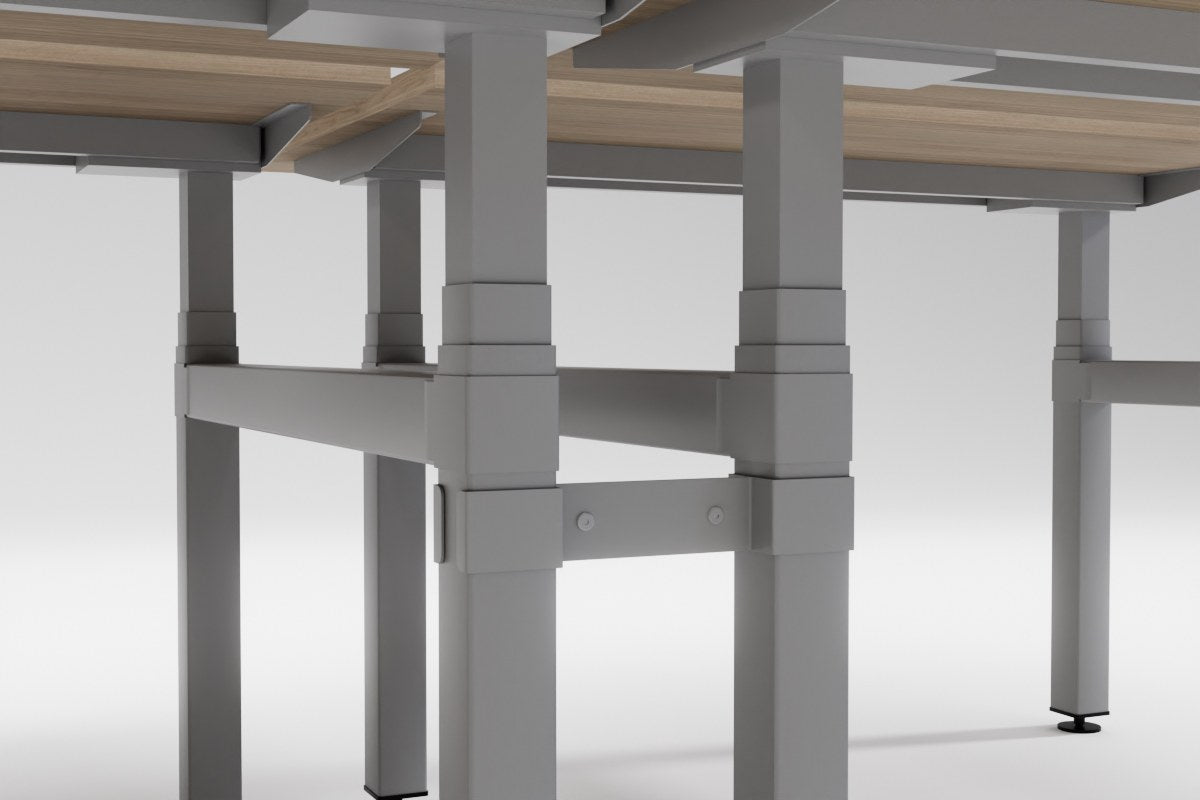 Aluminium-Abstandshalter Ogi Drive von Mdd, pulverbeschichtetes Metallteil zur Montage zwischen zwei nebeneinander stehenden Schreibtischen.