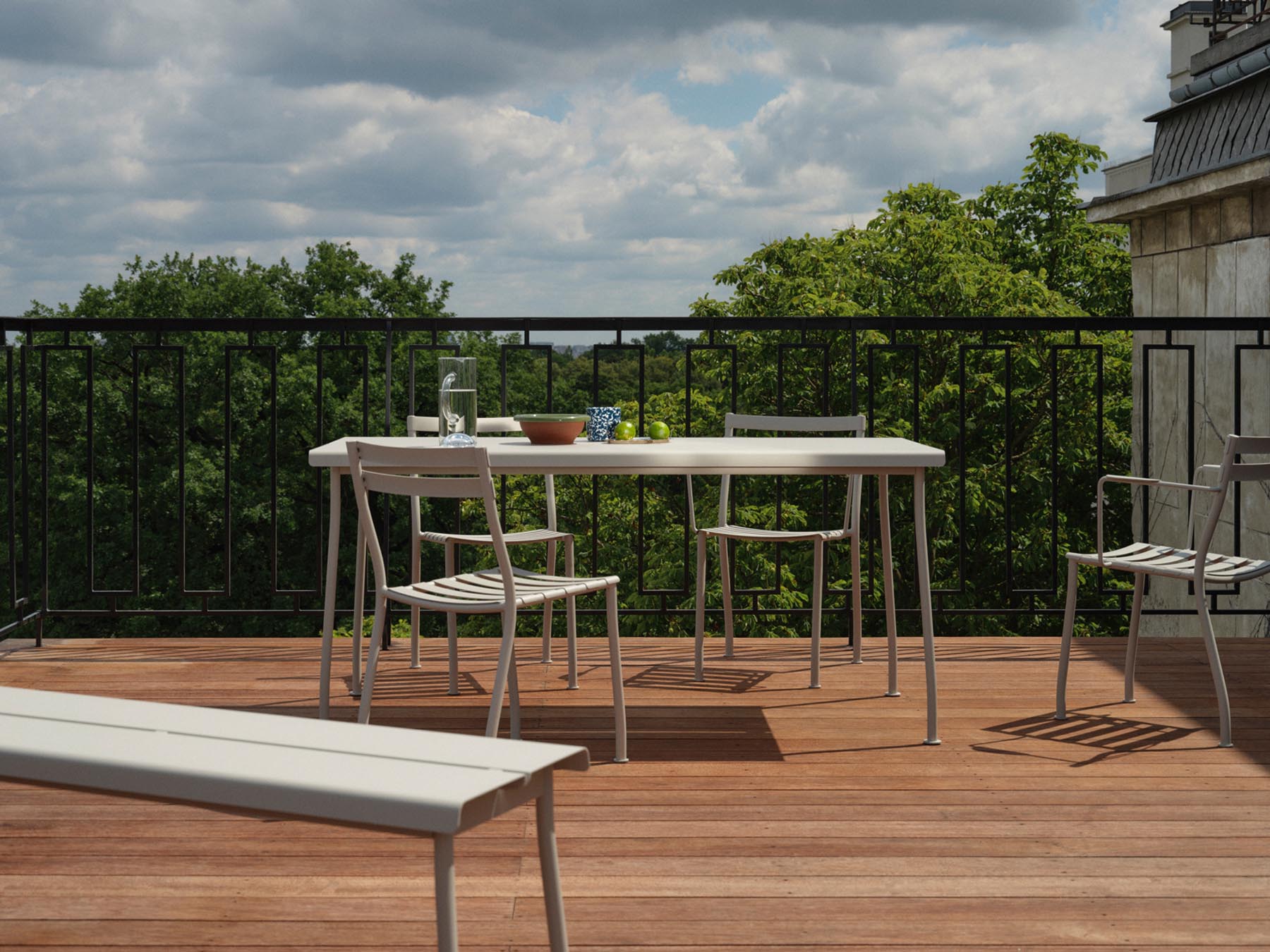 Moderne Flaner FLR03 Gartenbank in ansprechendem Grau, aus robustem Metall, ideal für gemütliche Momente im Garten oder auf der Terrasse.
