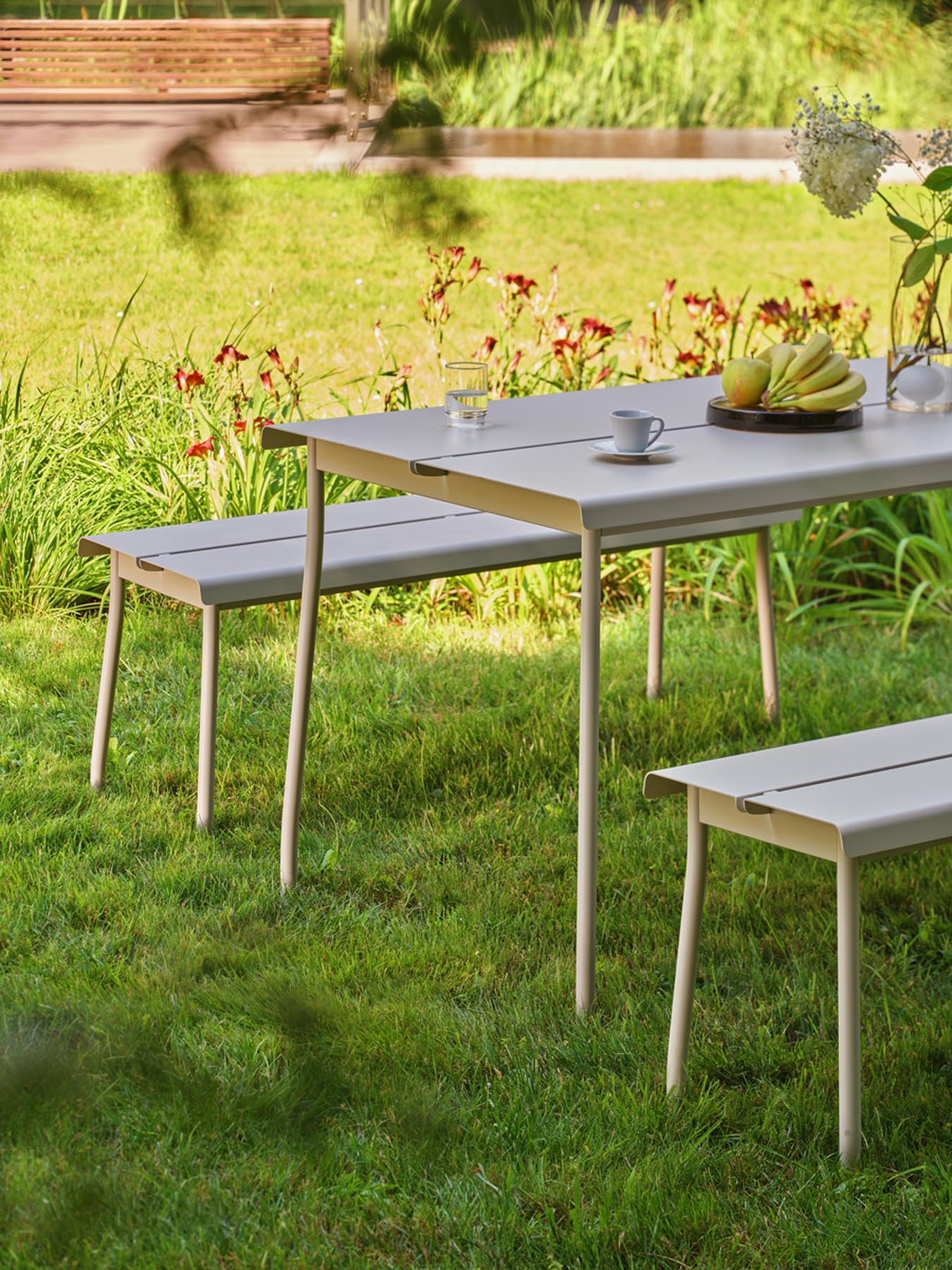 Moderne Flaner FLR03 Gartenbank in ansprechendem Grauton, ideal für gemütliche Momente im Garten oder auf der Terrasse.