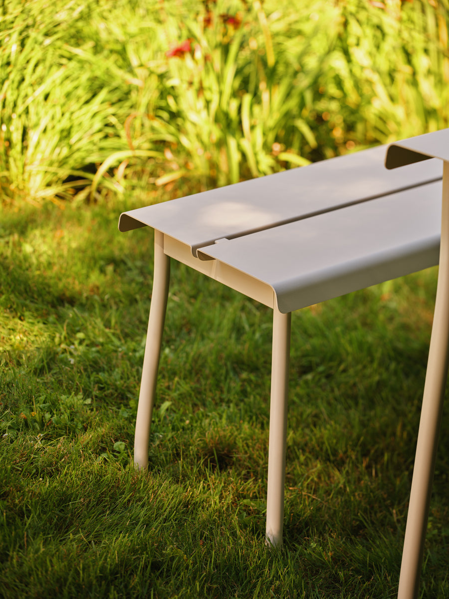 Elegante Flaner FLR03 Gartenbank in stilvollem Grau, perfekt für entspannte Stunden im Freien und zur Verschönerung Ihres Außenbereichs.