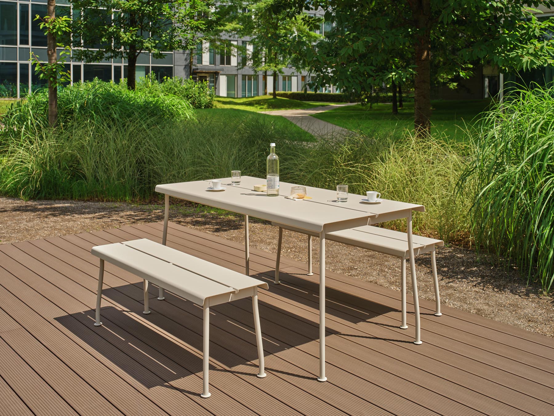Moderne Flaner FLR03 Gartenbank in ansprechendem Grauton, ideal für gemütliche Momente im Freien und zur Aufwertung Ihres Gartens.