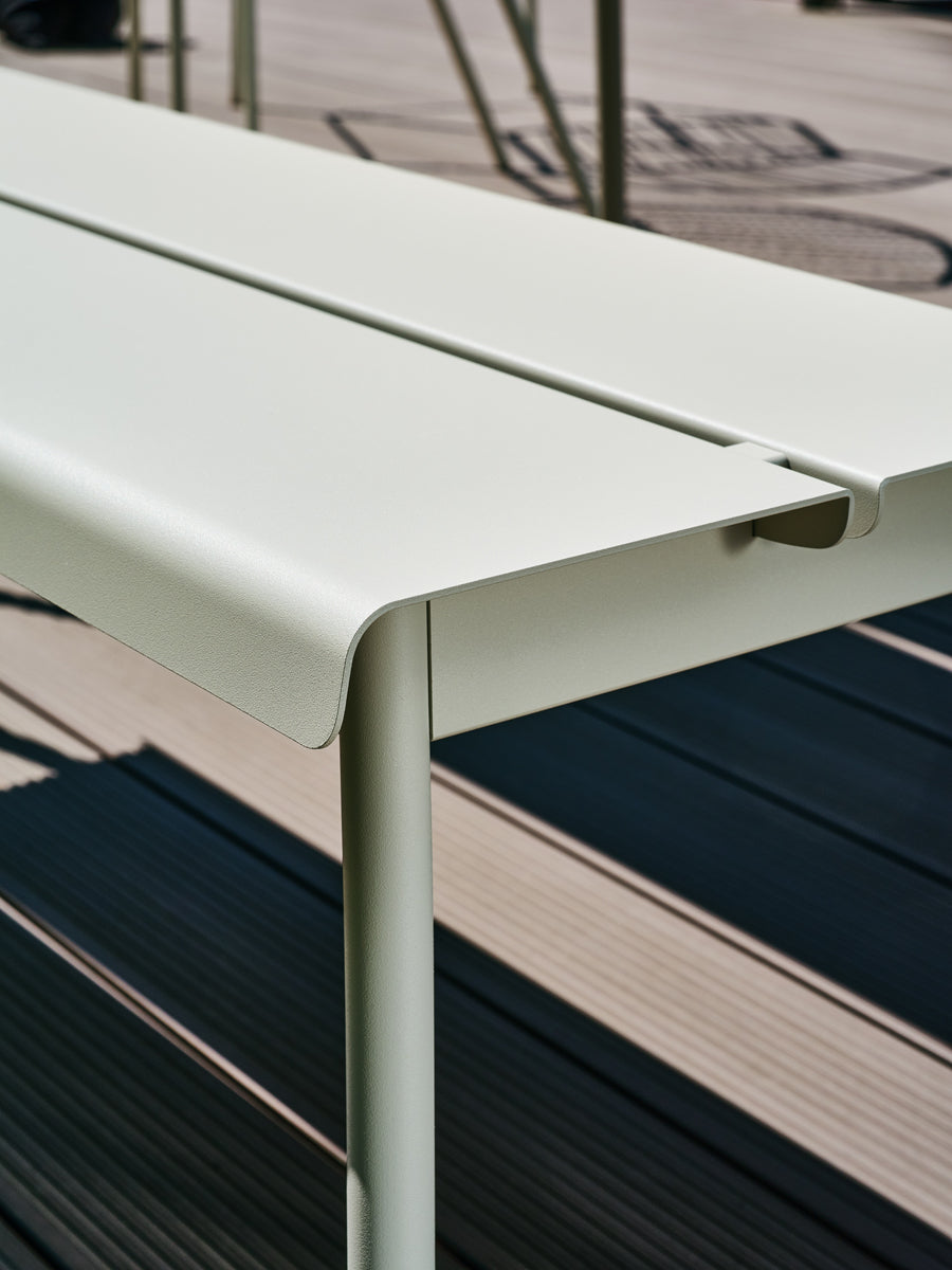 Moderne Flaner FLR03 Gartenbank in ansprechendem Grau, ideal für gemütliche Momente im Freien und zur Aufwertung Ihres Gartens.