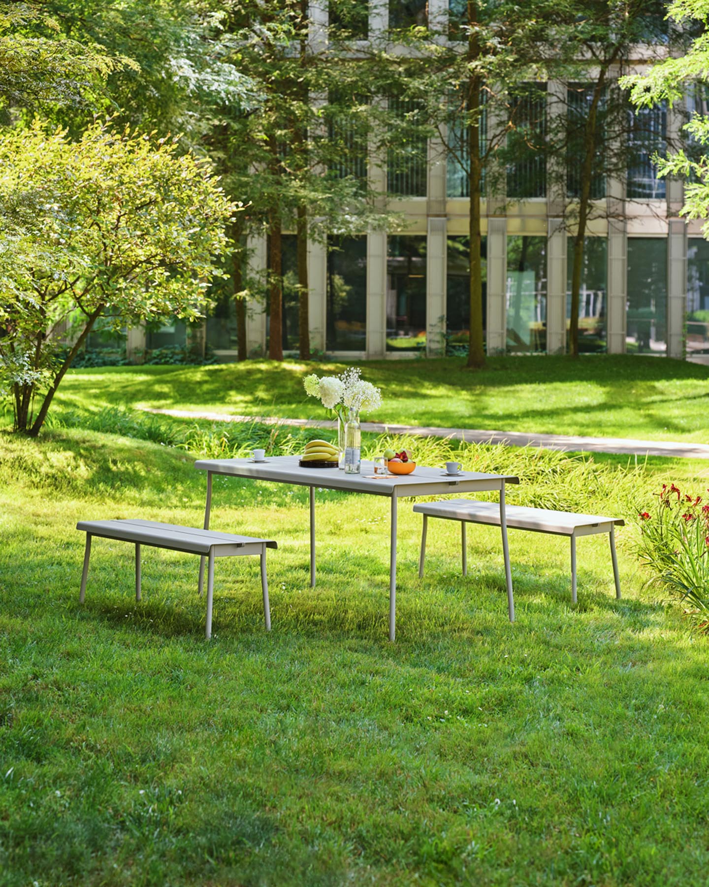 Elegante Flaner FLR03 Gartenbank in stilvollem Grau, perfekt für entspannte Stunden im Freien und zur Verschönerung Ihres Außenbereichs.