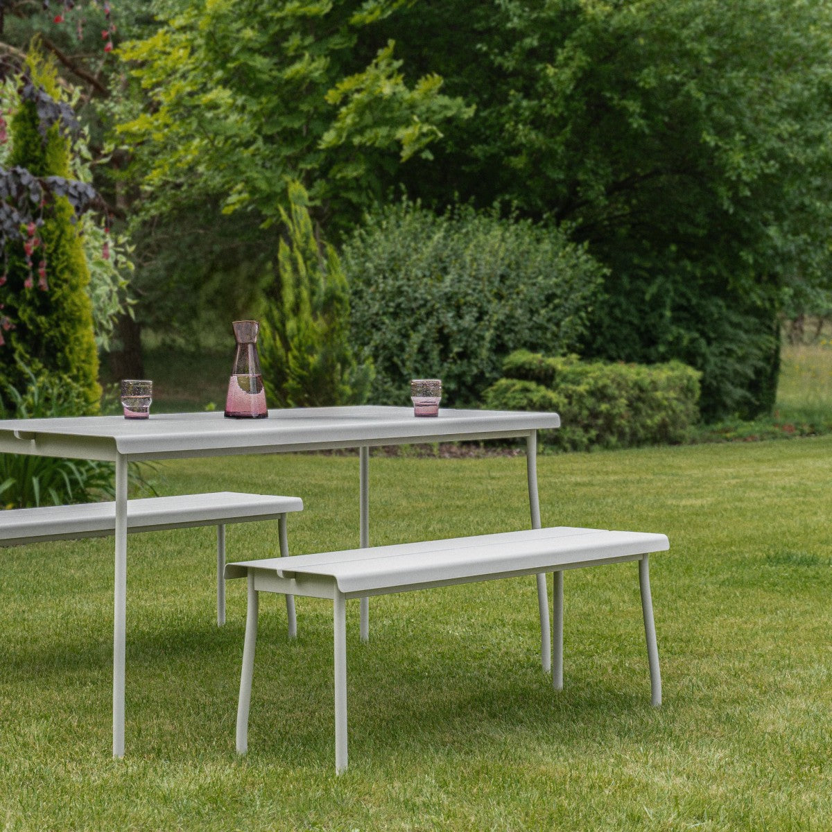 Moderne Flaner FLR03 Gartenbank in ansprechendem Grauton, ideal für gemütliche Momente im Freien und zur Aufwertung Ihres Gartens.