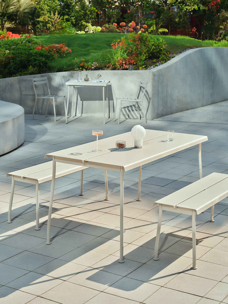 Moderne Flaner FLR03 Gartenbank in ansprechendem Grauton, ideal für gemütliche Momente im Freien und zur Aufwertung Ihres Gartens.