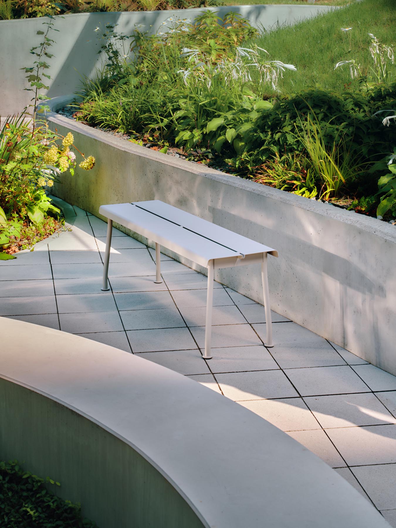Elegante Flaner FLR03 Gartenbank in stilvollem Grau, perfekt für entspannte Stunden im Freien und zur Verschönerung Ihres Außenbereichs.